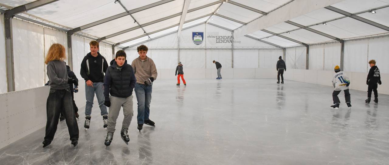 FOTO in VIDEO: V središču Lendave ponovno drsališče z brezplačnimi drsalkami