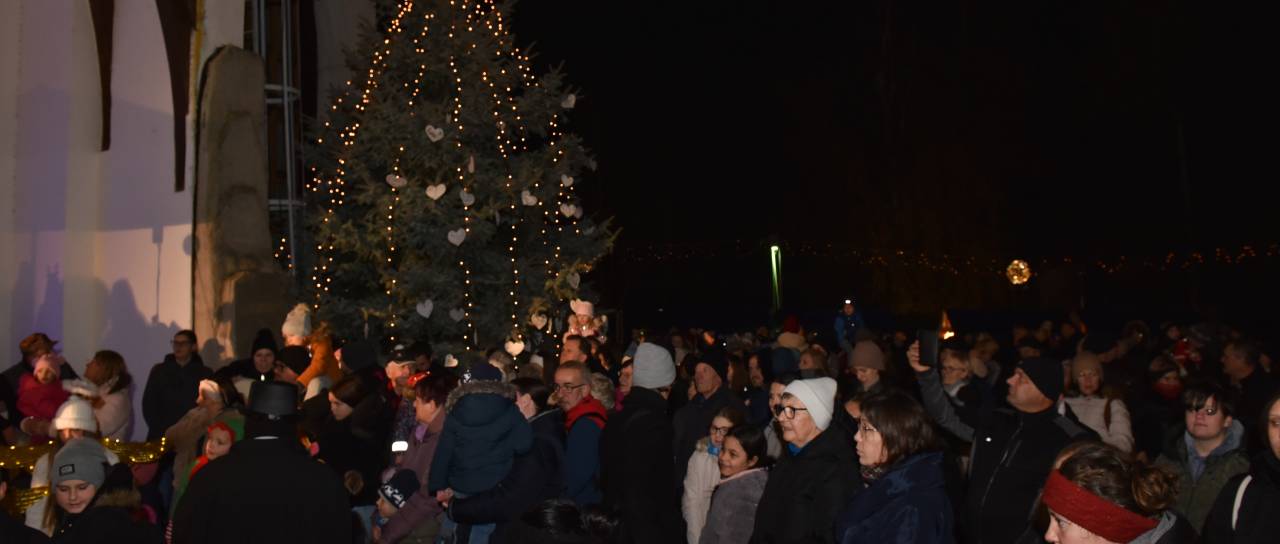 FOTO in VIDEO: Lendava zasijala v prazničnih barvah, odprli tudi drsališče