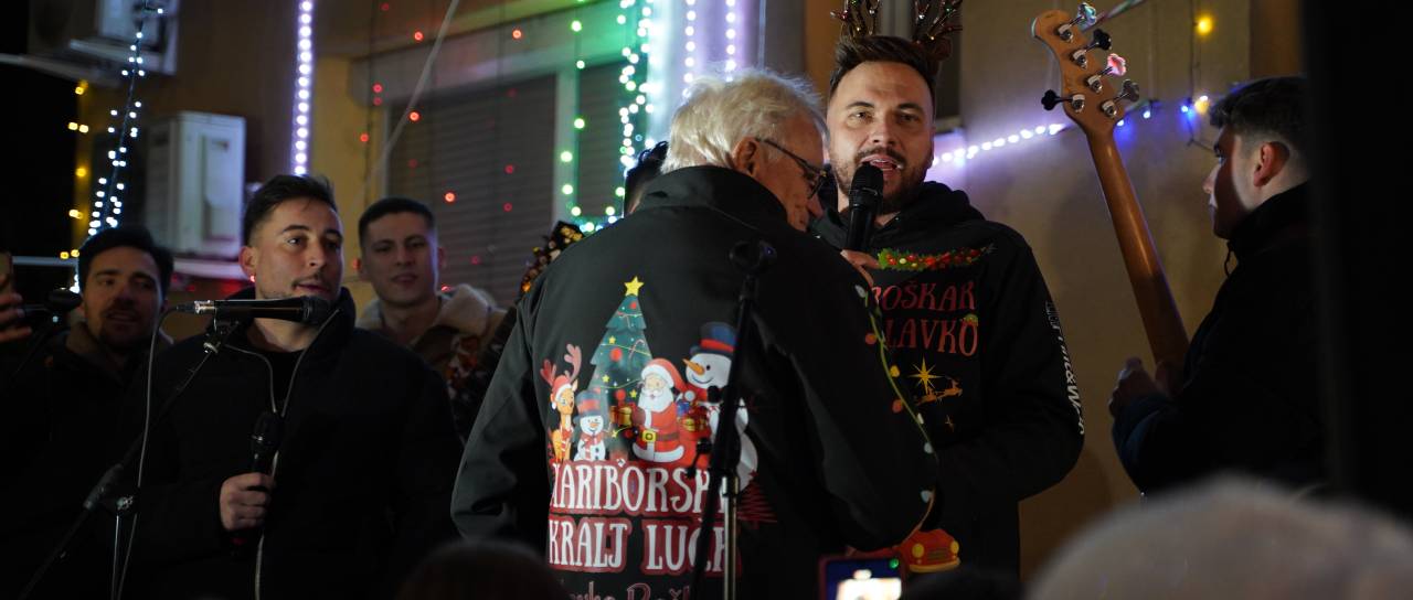 FOTO in VIDEO: Roškarjev oče na tisoče lučk, tudi v spomin na pokojno mamo