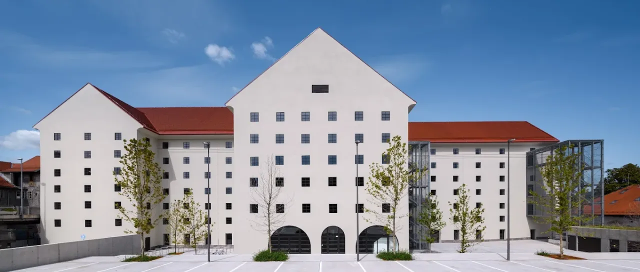 V Cukrarni odprtje razstave o 12-letnem ustvarjalnem tandemu Abramović in Ulaya