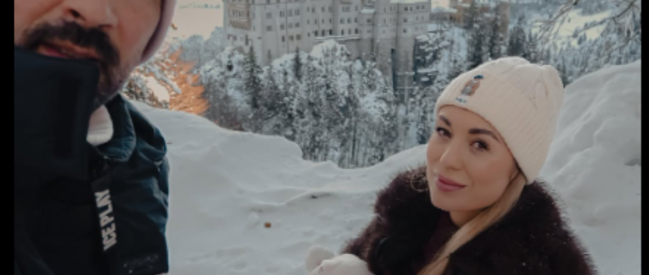 VIDEO: S hčerko v naročju in po prepovedani poti: Katarina Benček na avanturi pri Neuschwansteinu