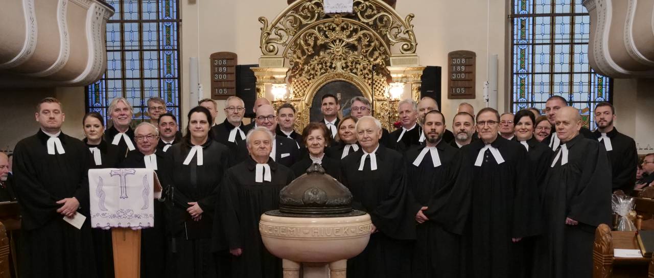 FOTO in VIDEO: Aleksander Erniša v pridigi: »Cerkev ne sme biti cerkev zaprtih vrat, temveč odprtih dlani«