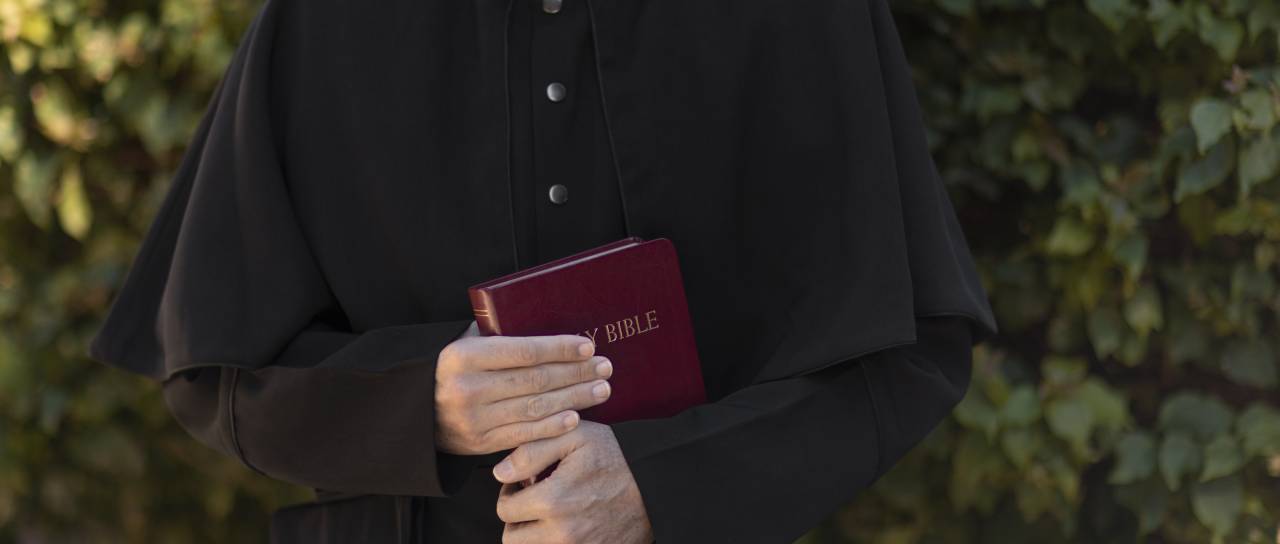 Duhovnik z nenavadno akcijo: dva pogreba in krst zastonj za hitre prijave