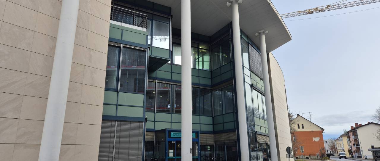 Ostri odzivi na pobudo soboške knjižnice se stopnjujejo, pomurski strokovnjaki svarijo pred posegom v jezikovno podobo Prekmurja