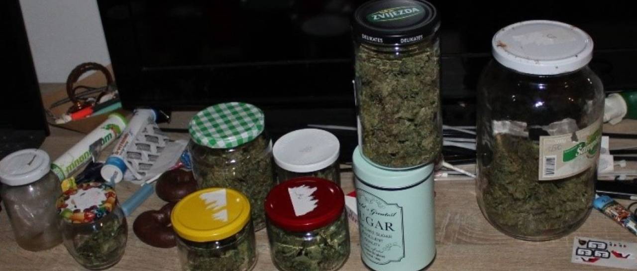 Policisti na Goričkem zasegli pet kozarcev prepovedane droge