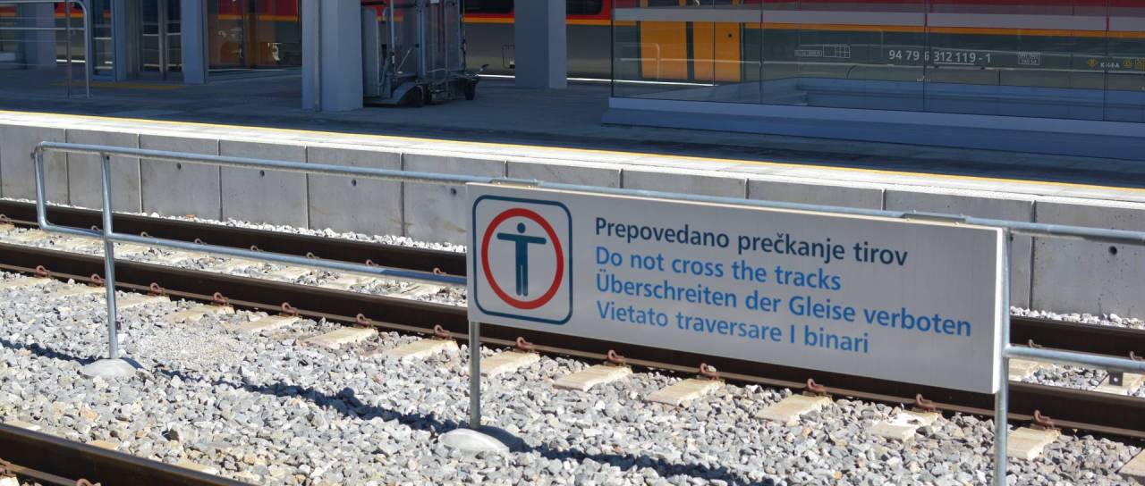 Vlak zbil mlado dekle, njeno življenje je ogroženo 