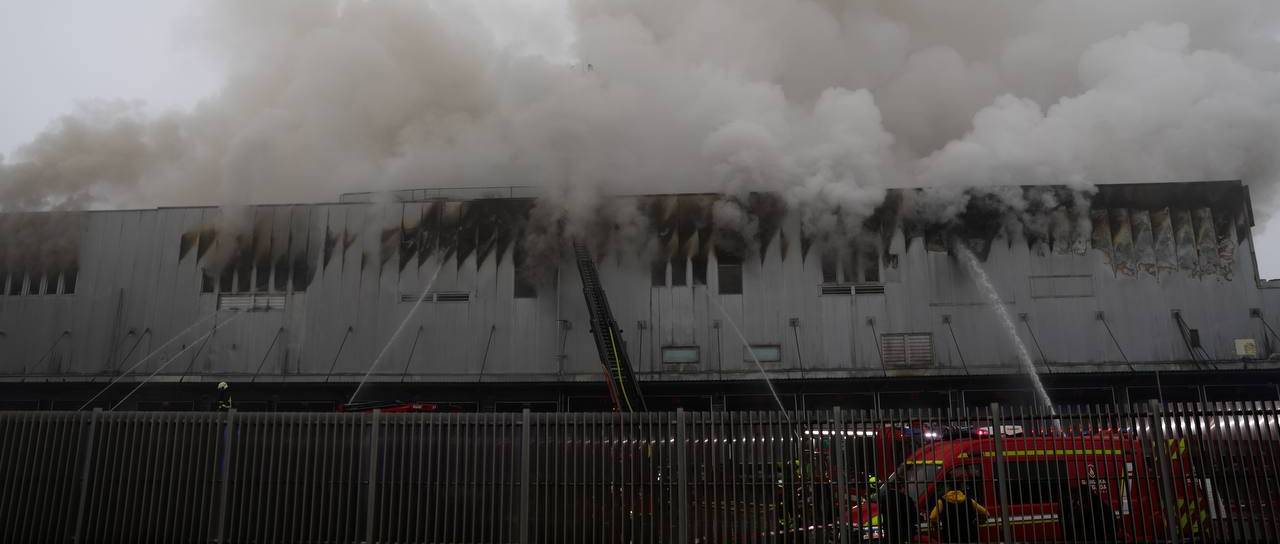 FOTO in VIDEO: Ognjeni zublji zajeli eno izmed skladišč BTC-ja, požar gasi več kot 300 gasilcev