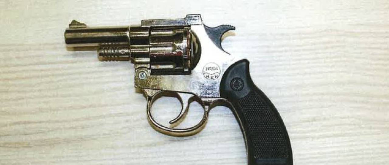 Zaposleni v trafiki grozil z revolverjem, iz blagajne ukradel šop bankovcev: 44-letnik s kaznivimi dejanji zbiral denar za droge