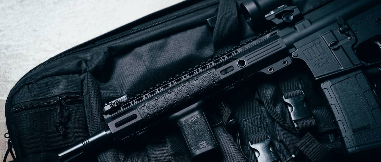 Pomurski policisti razkrili ozadje preiskav zaradi poziranja z orožjem, to vse so zasegli