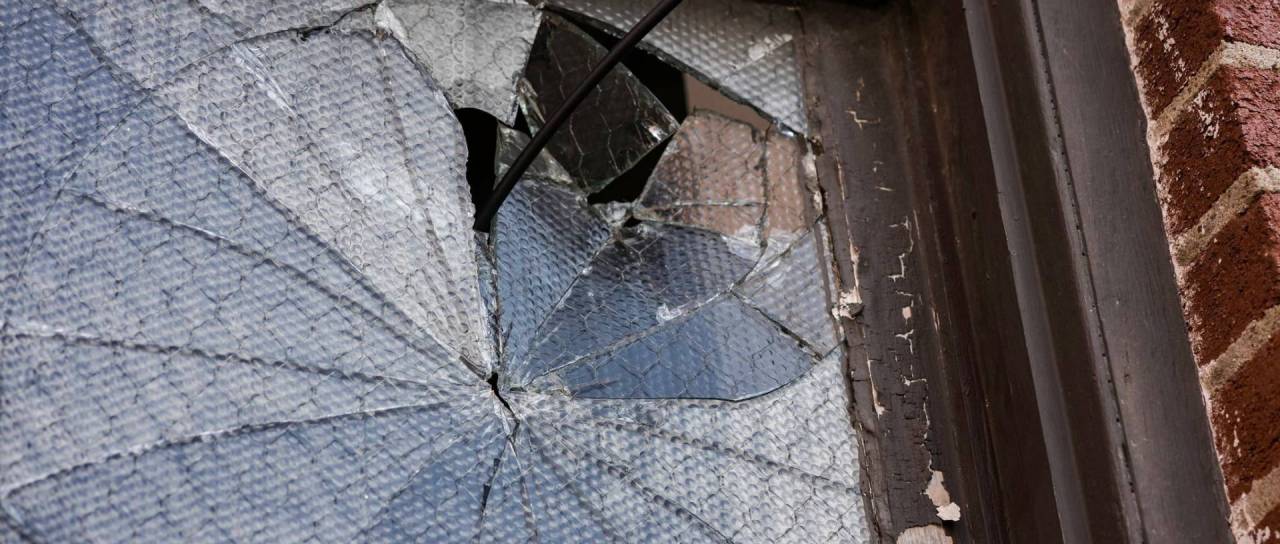 Na Štajerskem skozi okno vlomil v hišo in ukradel nakit