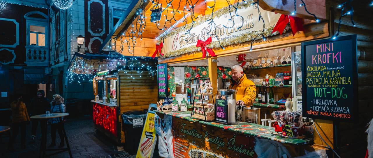 Vrtoglavi zneski za prodajo kuhanega vina: Kdo so ponudniki in koliko so odšteli za najem hiške na Ptuju?