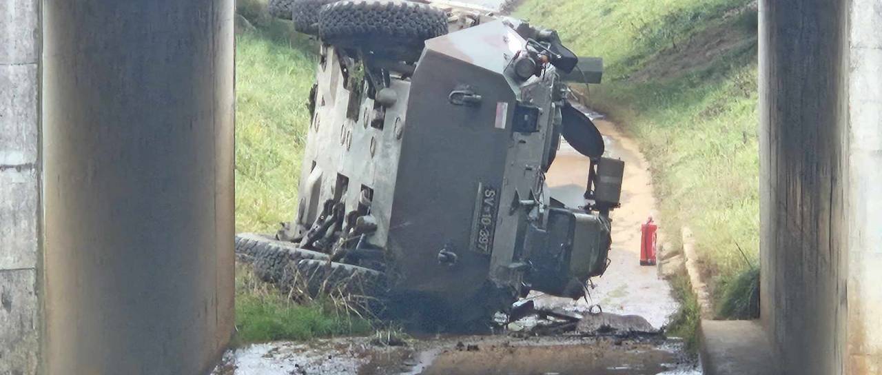Nesreča vojaškega vozila v pesniškem rondoju: Vseh šest vojakov poškodovanih