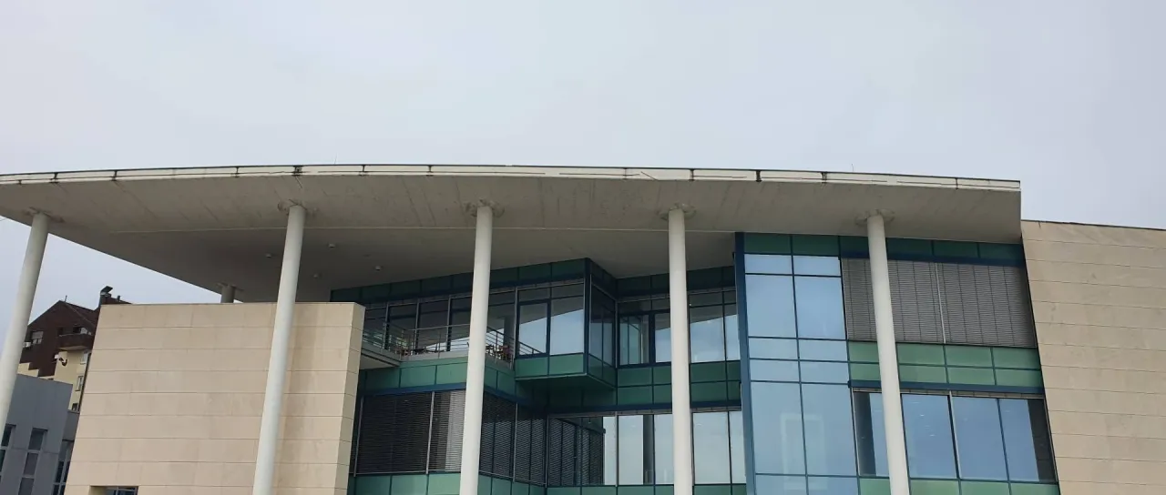 Komisija za slovenski jezik: »Predlog knjižnice izriva slovenščino iz javnega prostora«