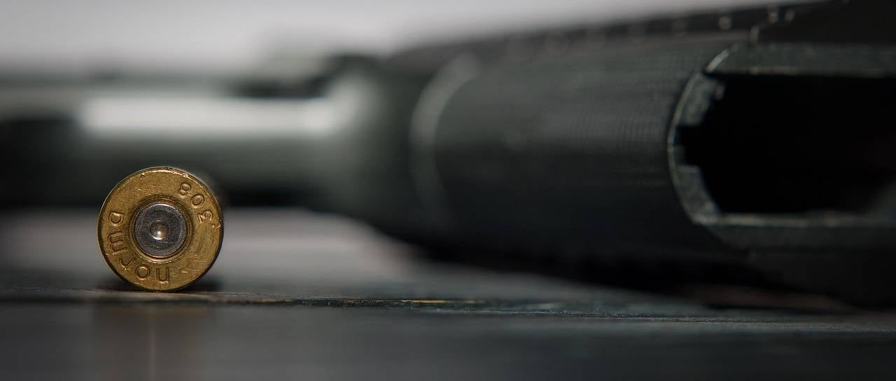 Oglasil se je oče žrtev včerajšnjega napada: »Pred očmi mi je streljal na hčerki!«