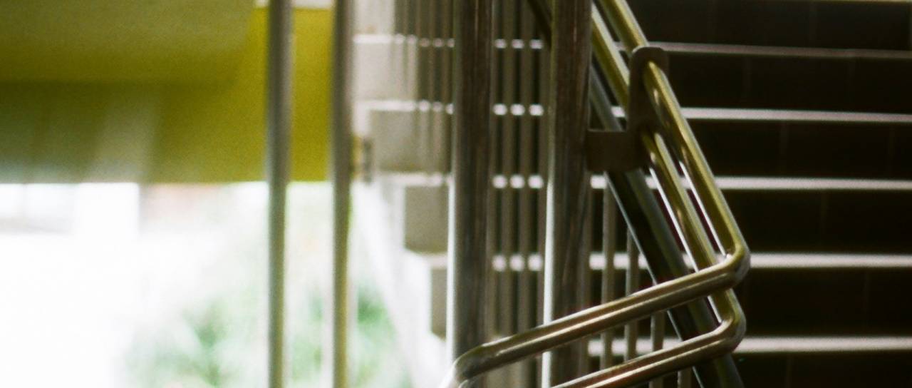 Ženska umrla na stopnišču, njen partner s poškodbo vratu