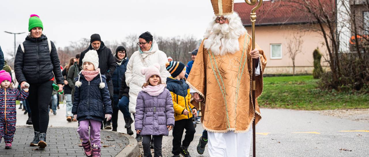 FOTO in VIDEO: Miklavž se je spustil po Zipline Vinarium in obdaril otroke