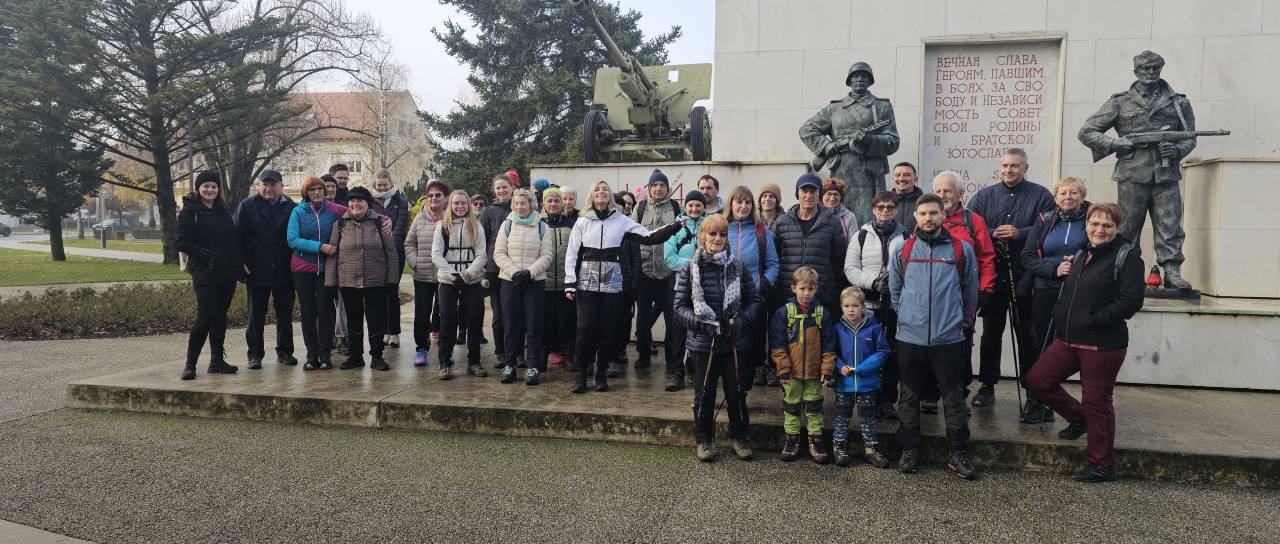 FOTO in VIDEO: Miklavžev pohod odprt z zborom pri Trgu zmage