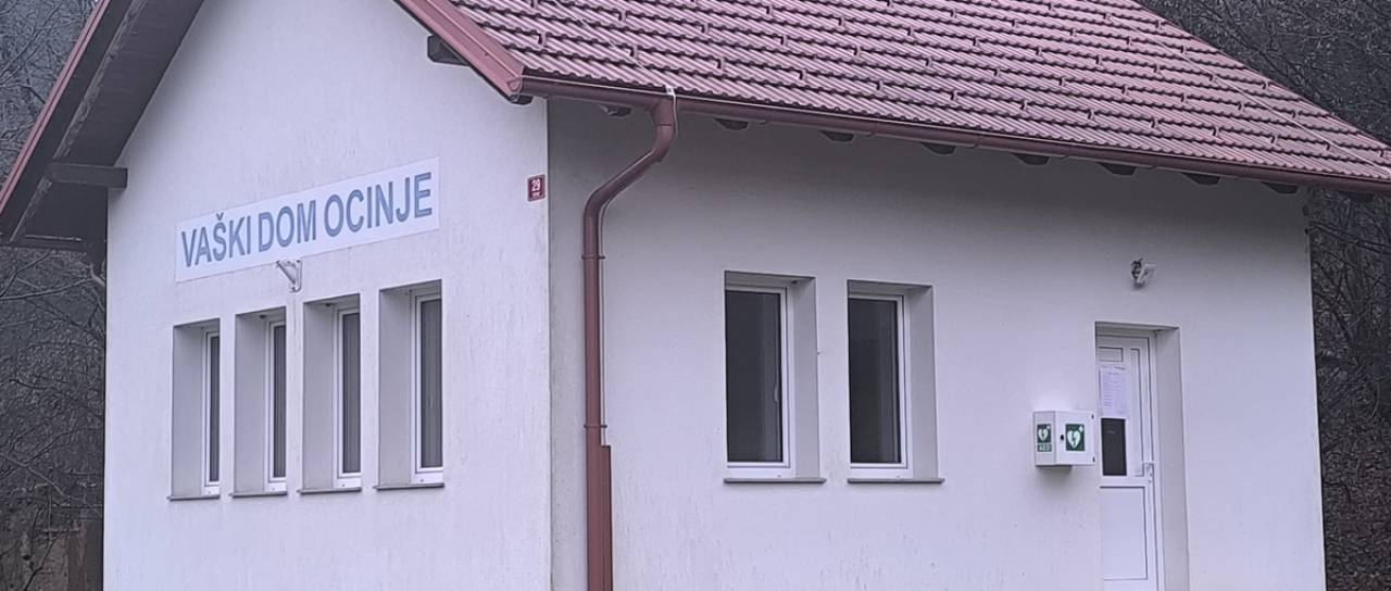 Na Goričkem postavili nov defibrilator