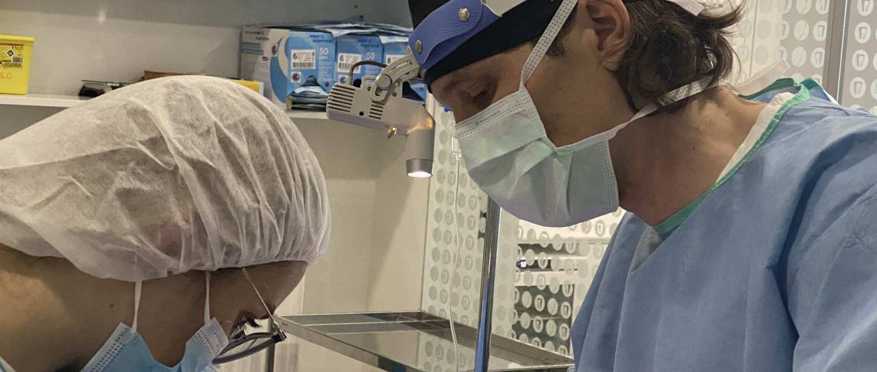 Lepotni kirurg o najpogostejših posegih in kako pogosto si ženske povečajo prsi