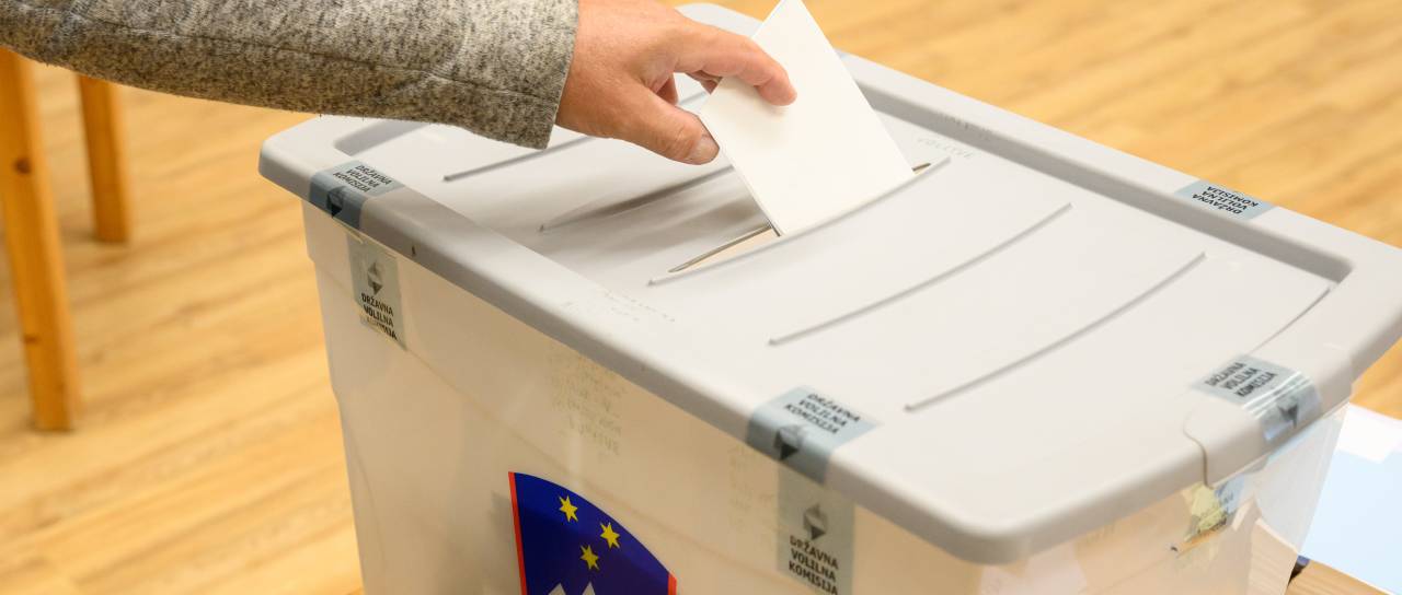 REFERENDUMI 2026: Kako so odločili Slovenci? Čakamo prve rezultate