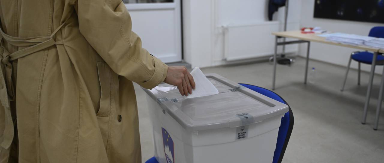 REFERENDUMI 2026: Volišča zaprta, Slovenija čaka na razplet štirih referendumov