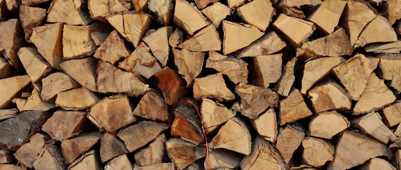 Kupujete drva ali pelete? Pred nakupom preverite, kaj je razkril najnovejši test