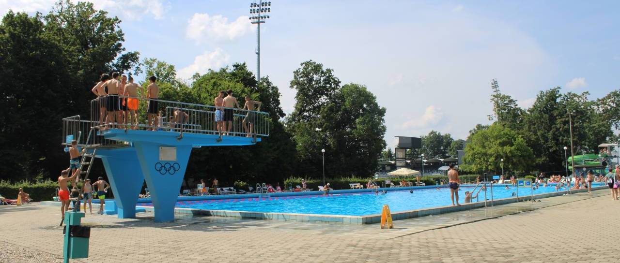 Sobota brez pokritega bazena, obstoječi pa izgublja kar 100 kubičnih metrov vode dnevno