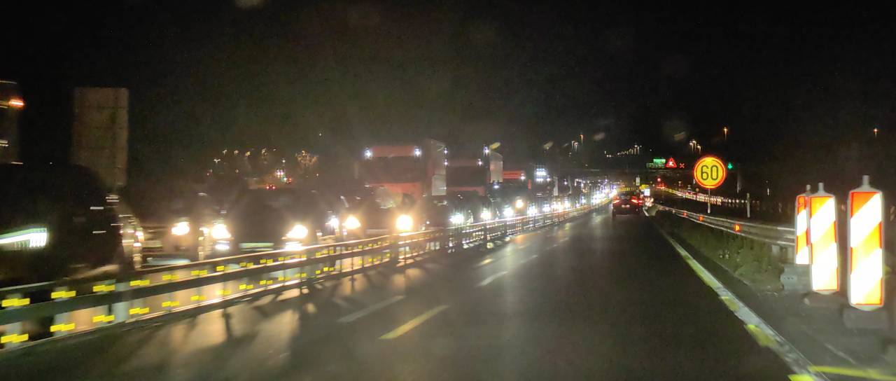 FOTO in VIDEO: Zaradi nesreče pri Ljubljani zaprta avtocesta, nastaja zastoj