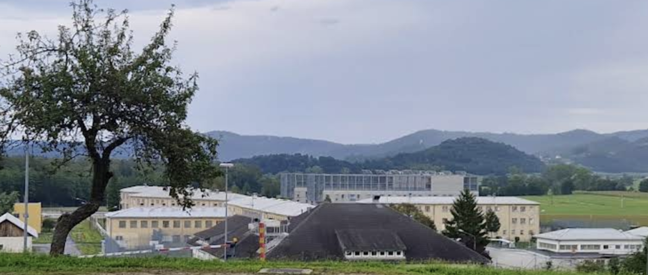 Bi delali v zaporu? Na Dobu zaposlujejo, takšni so pogoji in plača