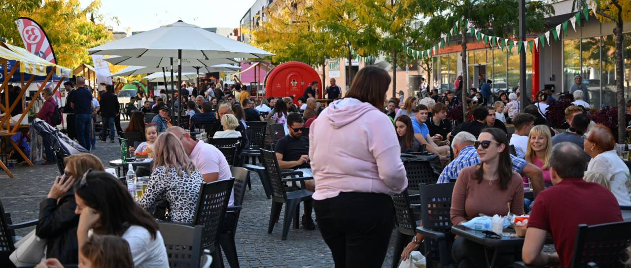 FOTO in VIDEO: Oktoberfestovsko obarvana Sočna vilica že polni Slovensko ulico