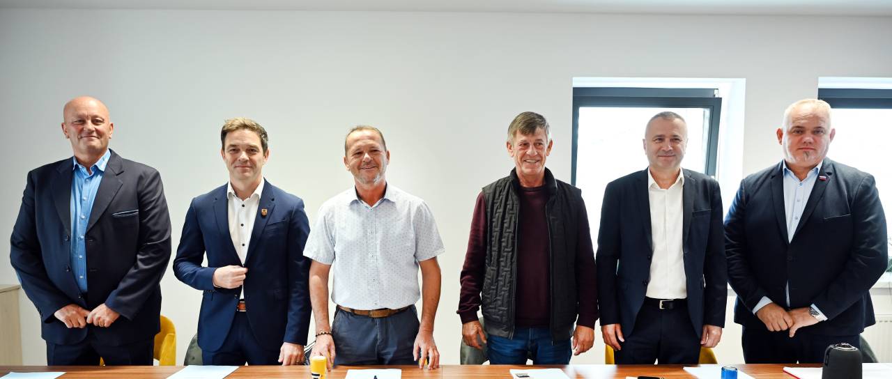 FOTO: Štiri pomurske občine do nove gasilske opreme, ob nesrečah bodo pomagali tudi Avstrijci