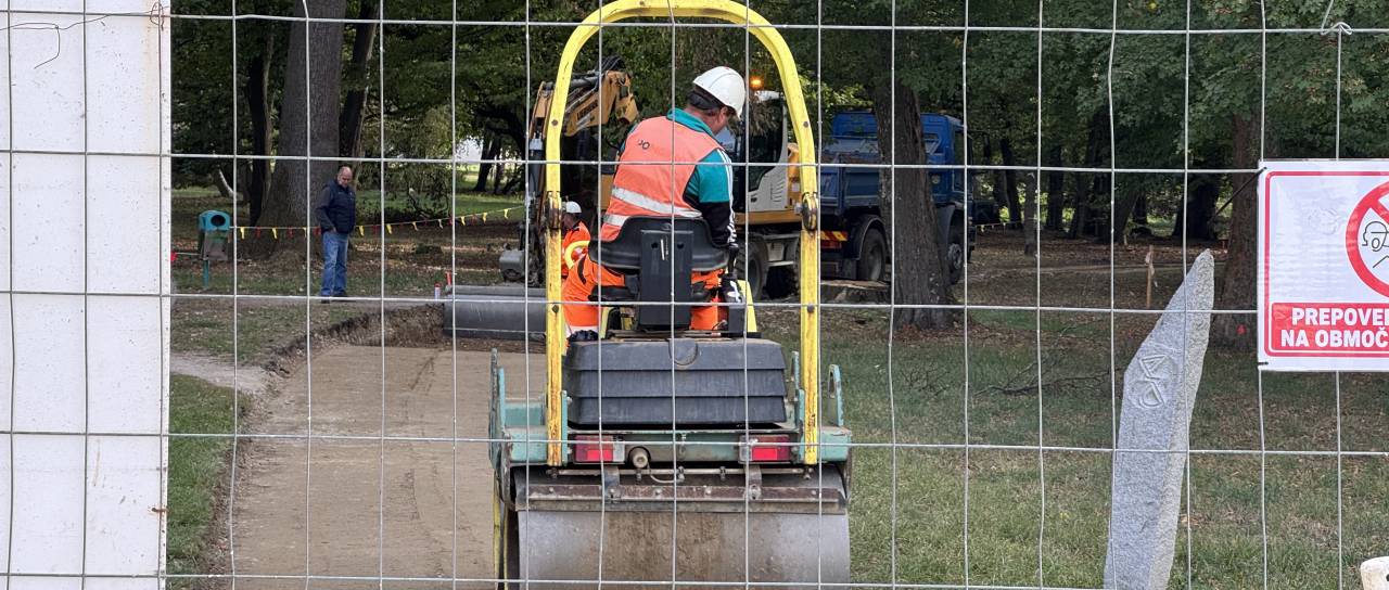 FOTO: Del mestnega parka popolnoma zaprt, asfaltne poti že odstranjujejo