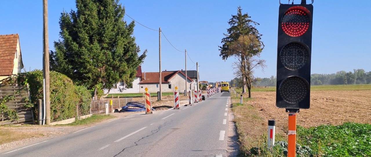 Pijan trčil v tovornjak, ki je čakal pri rdeči luči