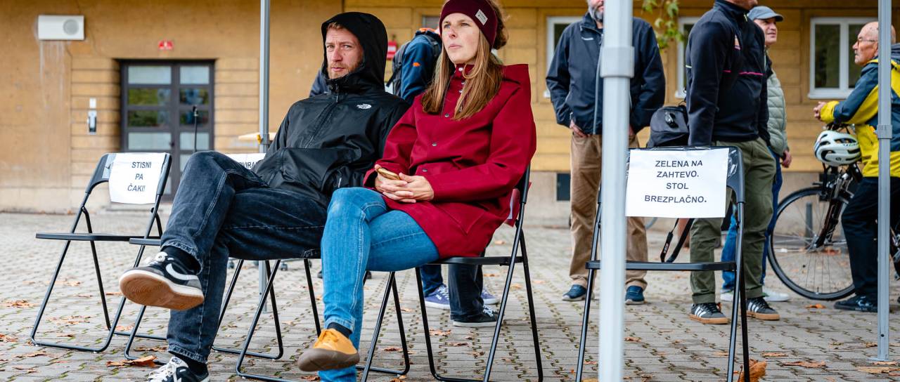 FOTO in VIDEO: Zakaj so sredi Maribora ob semafor postavili čakalnico? Opozarjajo na poznano težavo pešcev