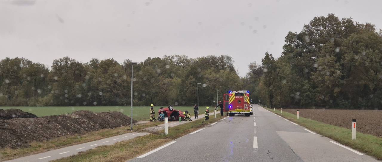 FOTO: Grda nesreča v Murski Soboti, avtomobil obstal na strehi