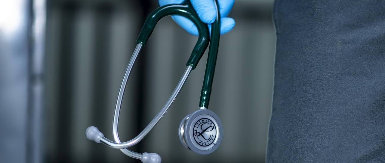 Zdravnica naj bi postavila napačno diagnozo raka, pacientki odstranili želodec in več drugih organov