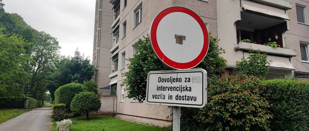 Divjanje, parkiranje na zelenicah in zapuščena vozila: Kolikokrat so redarji sploh obiskali Nove Fužine?