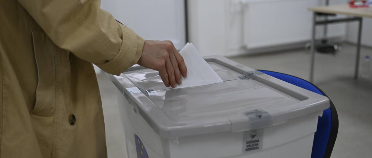 FOTO: Pred nedeljskimi referendumi volivci že oddali prve glasove, ponekod so nastajale dolge vrste