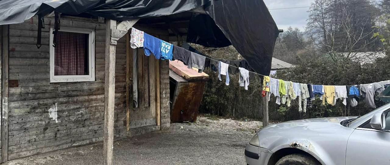 Kočevec opozarja na dogajanje v romskem naselju: 'Če bi tak hrup prihajal iz moje hiše, bi dobil položnico.'