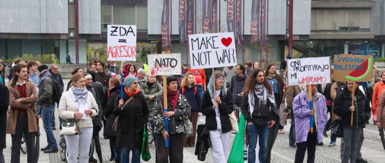 FOTO in VIDEO: Več sto ljudi na Trgu republike vzklikalo: »Nočemo vaših vojn!« 