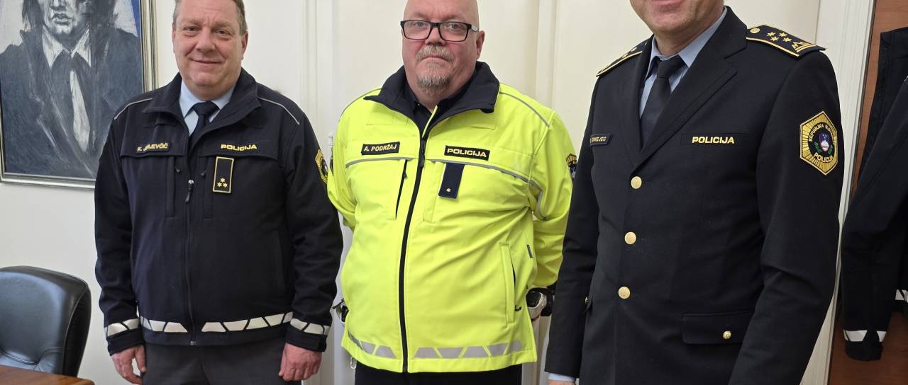 Tik pred tragedijo na Kodeljevem: Policist rešil žensko, ki je sedela na tirih in čakala vlak