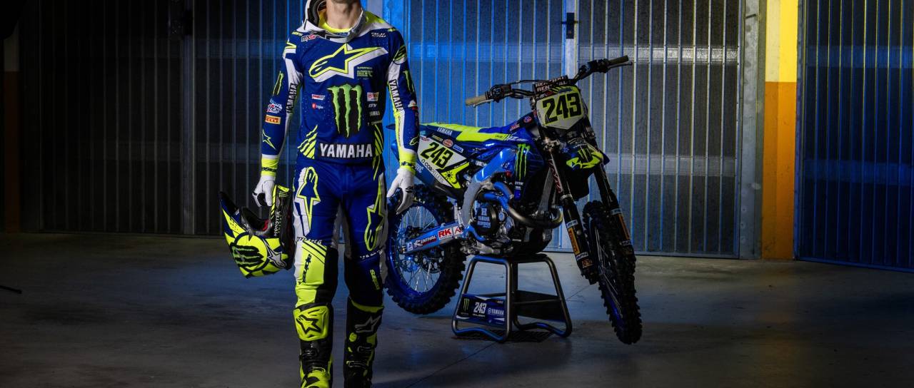 Tim Gajser s posebnim poklonom Valentinu Rossiju na dirki v Trentinu