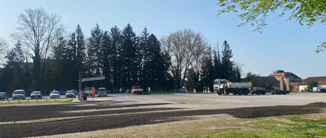 Vozniki, pozor! Parkirišče na Volkmerjevi ostaja zaprto še te dni