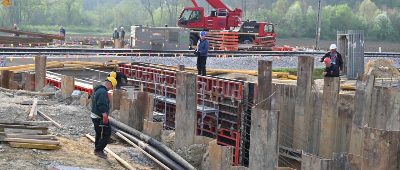 Kako napreduje gradnja podvoza za pešce in kolesarje v Pavlovcih?