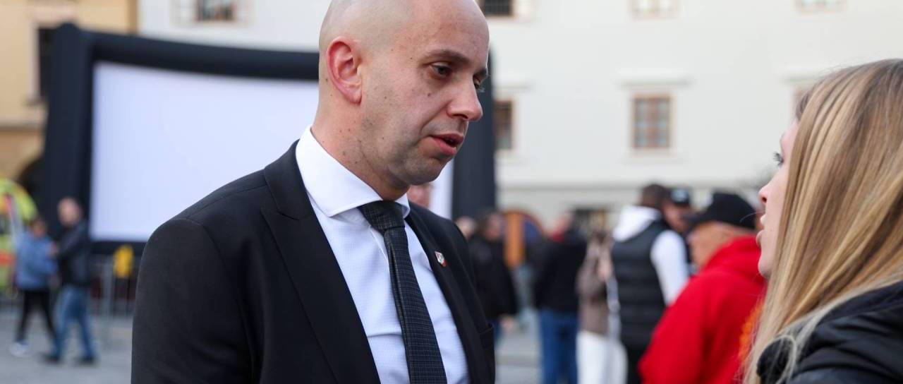 V Ribnici zavrela kri ob napovedi županskega kandidata: »Je v naši občini samo ena resnica prava, vsi ostali moramo pa samo prikimati?«