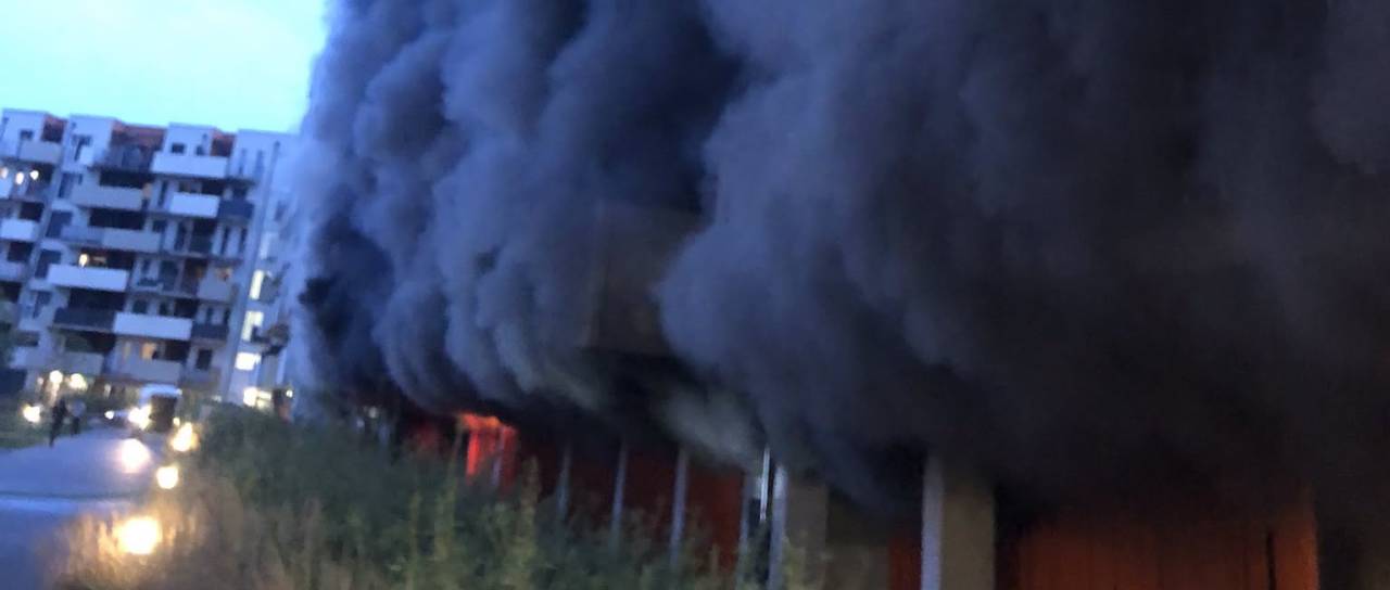 Velik požar v Gradcu: Steber dima nad mestom, okoli 20 ljudi v bolnišnici