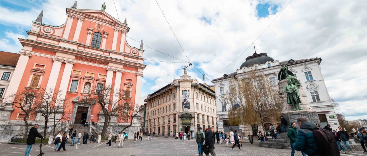 Na Prešernovem trgu naj bi neznanka napadala mimoidoče ženske: »Udarci v hrbet, nato pa mirno odide«