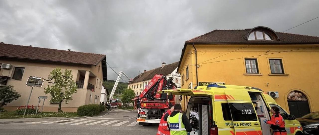 Znano, kaj je povzročilo požar v Mirni Peči: Gasilci iz požara rešili eno osebo