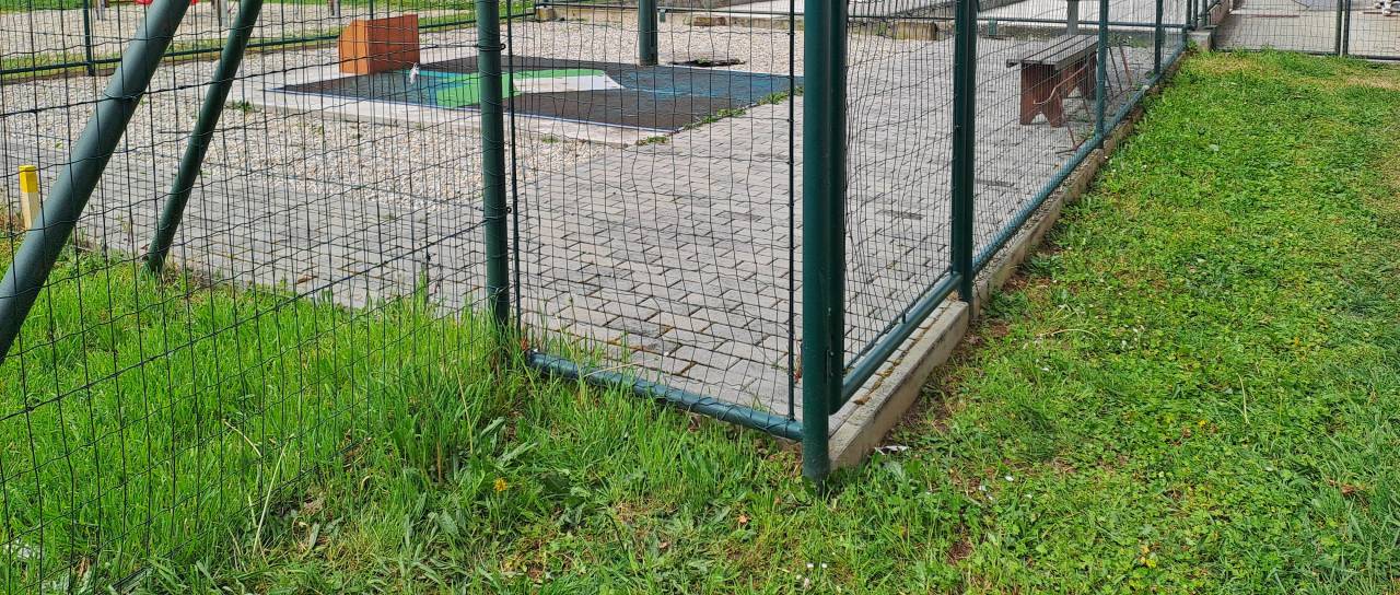 Spor zaradi devetih kvadratnih metrov? Rusko kegljišče posega na sosednjo parcelo