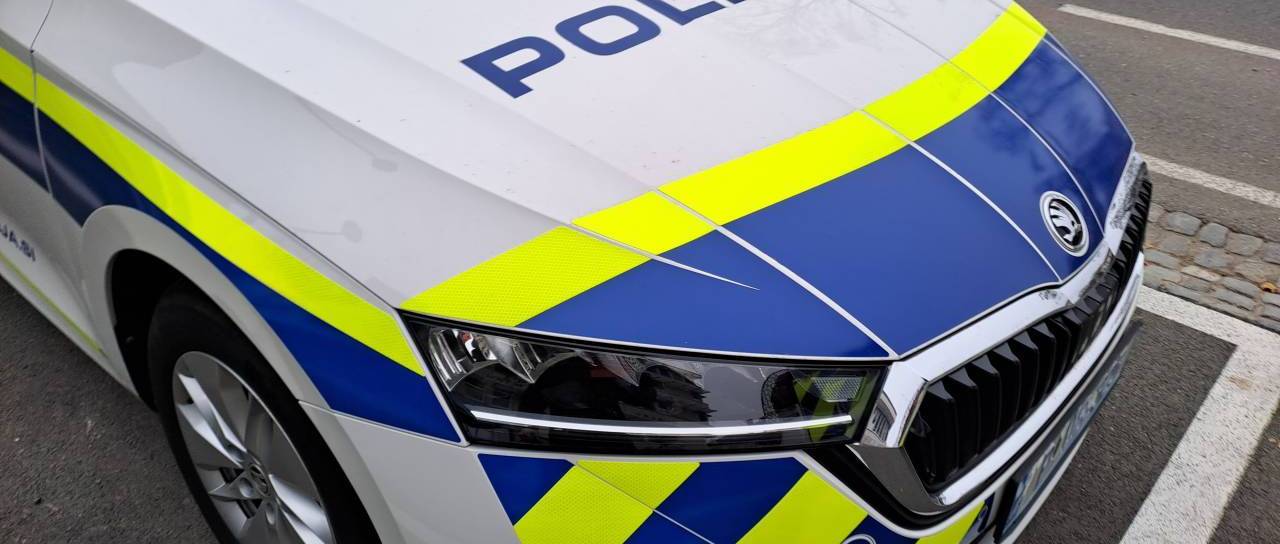 V romskem naselju posredovali policisti. Mladoletnik zaradi dolga hudo poškodoval 61-letnika